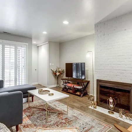 Charming & Bright Multilevel Townhome With Parking Holiday home