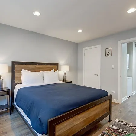 Charming & Bright Multilevel Townhome With Parking Holiday home Chicago