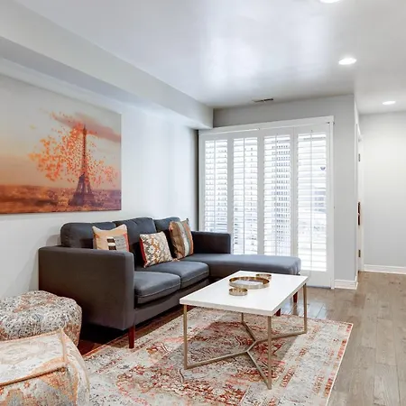 Charming & Bright Multilevel Townhome With Parking *
