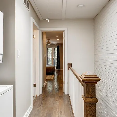 Holiday home Charming & Bright Multilevel Townhome With Parking Chicago