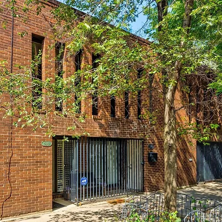 Charming & Bright Multilevel Townhome With Parking Holiday home Chicago