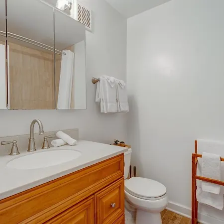Holiday home Charming & Bright Multilevel Townhome With Parking