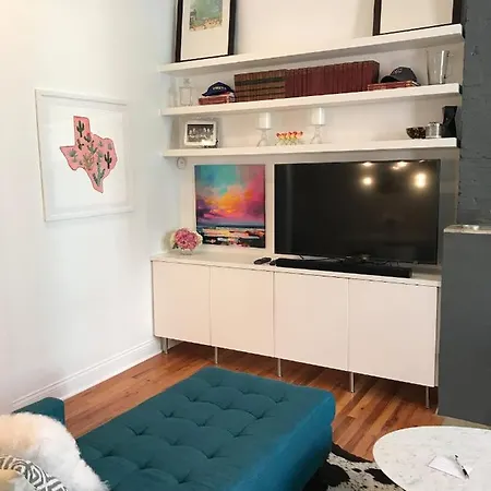 Walk To Lincoln Park, North Avenue Beach, And Second City! Lovely Old Town Charm! *