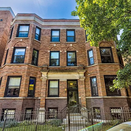 Cubbies Dream! Half A Block To Wrigley! You Can Feel The Excitement In The Air On Game Days! Apartment Chicago