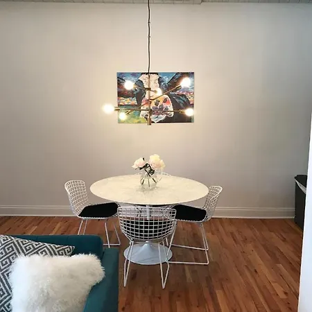 Apartment Walk To Lincoln Park, North Avenue Beach, And Second City! Lovely Old Town Charm! Chicago
