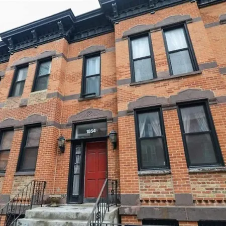 Walk To Lincoln Park, North Avenue Beach, And Second City! Lovely Old Town Charm! Chicago