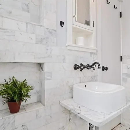 Walk To Lincoln Park, North Avenue Beach, And Second City! Lovely Old Town Charm! Apartment