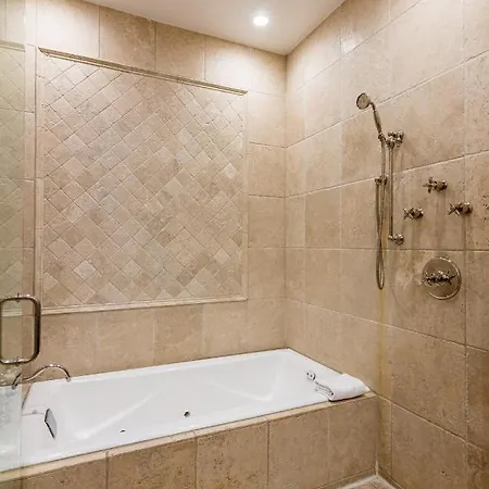 Logan Blvd Luxury! Enjoy The Well-equipped Kitchen And Prime Location Apts Apartment *