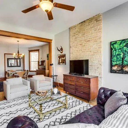 Garage Parking - Vintage Charm - And A Fabulous Location! Easily Enjoy The Of Chicago! Apartment