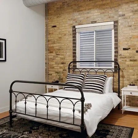 Apartment Breathtaking Getaway In Prime Lakeview Location! *