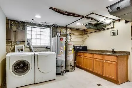 Garage Parking - Vintage Charm - And A Fabulous Location! Easily Enjoy The Of Chicago! *