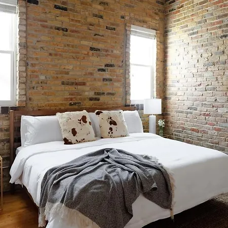 Breathtaking Getaway In Prime Lakeview Location! Apartment