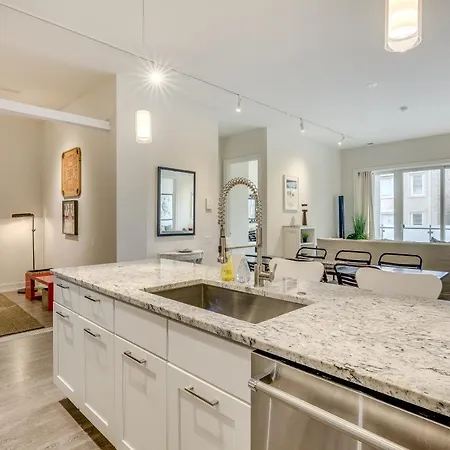 Sheridan Park Stunner! No Matter If Are In Town For Business Or Fun Has Covered Apts Apartment Chicago