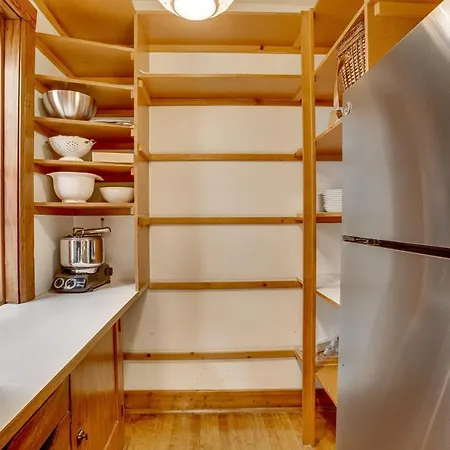 Comfortable Vintage North Side Retreat For 8 Chicago