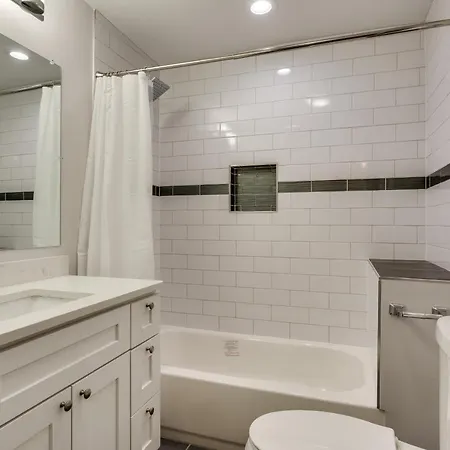 Vibrant & Stylish 4 Bed Condo Near Humboldt Park Apartment Chicago