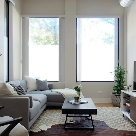 Breathtaking Getaway In Prime Lakeview Location! Apartment
