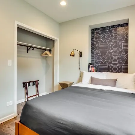 Vibrant & Stylish 4 Bed Condo Near Humboldt Park Apartment