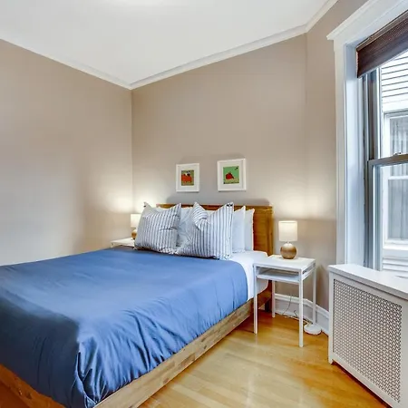 Comfortable Vintage North Side Retreat For 8 *