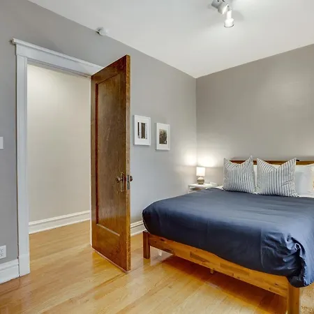 Comfortable Vintage North Side Retreat For 8 Chicago