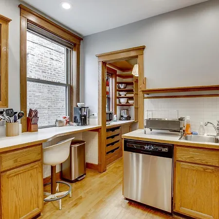 Comfortable Vintage North Side Retreat For 8