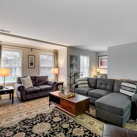 Walk To The United Center! No Easier Way To See Your Bulls And Blackhawks In Action! Apts Apartment Chicago