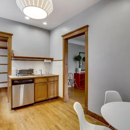 Comfortable Vintage North Side Retreat For 8 Chicago