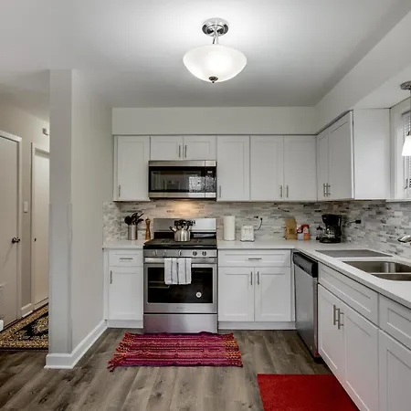 Walk To The United Center! No Easier Way To See Your Bulls And Blackhawks In Action! Apts Apartment Chicago