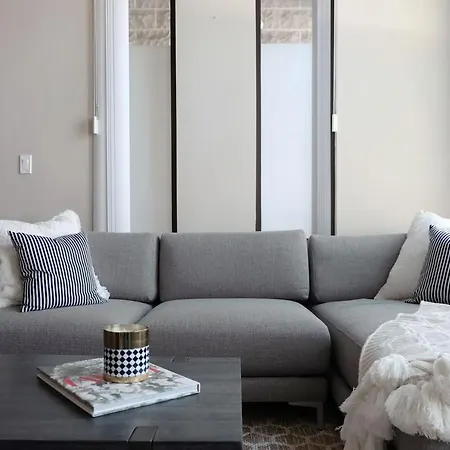 Breathtaking Getaway In Prime Lakeview Location! Apartment Chicago