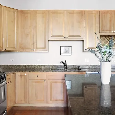 Breathtaking Getaway In Prime Lakeview Location! *