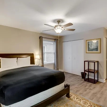 Walk To The United Center! No Easier Way To See Your Bulls And Blackhawks In Action! Apts *
