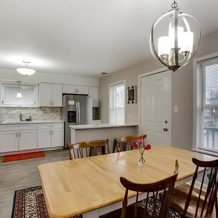 Walk To The United Center! No Easier Way To See Your Bulls And Blackhawks In Action! Apts *
