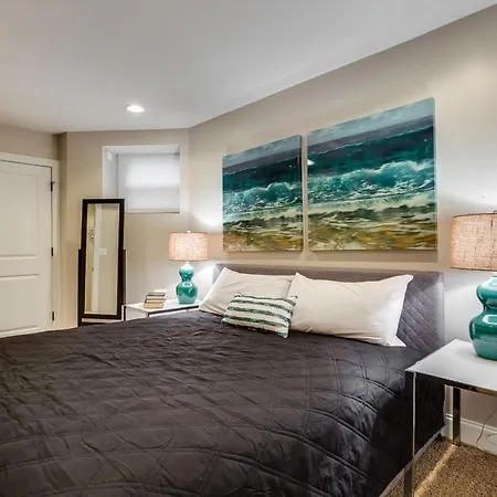 Apartment Garage Parking! Walk To Logan Square Station Great Local Restaurants And Bars Chicago
