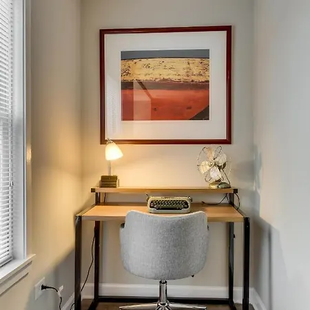 Walk To The United Center! No Easier Way To See Your Bulls And Blackhawks In Action! Apts *