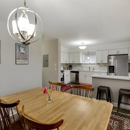 Apartment Walk To The United Center! No Easier Way To See Your Bulls And Blackhawks In Action! Apts