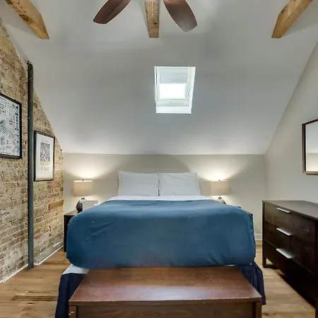 Apartment Old Town Elegance Awaits In Classic Stunner! Apts Chicago