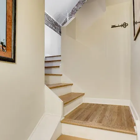 Old Town Elegance Awaits In Classic Stunner! Apts Apartment