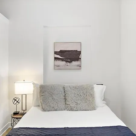 With Laundry, Near Shops! - Montrose Rep Apartment