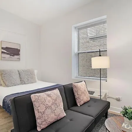 With Laundry, Near Shops! - Montrose Rep Apartment