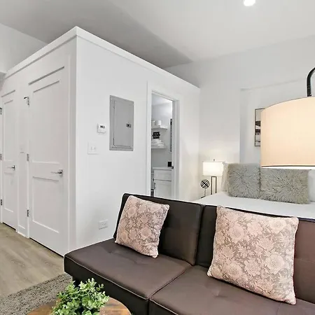 With Laundry, Near Shops! - Montrose Rep Apartment