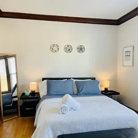 Apartment The Karlov. Gorgeous ,spacious 2bd/ 1ba W/ Parking