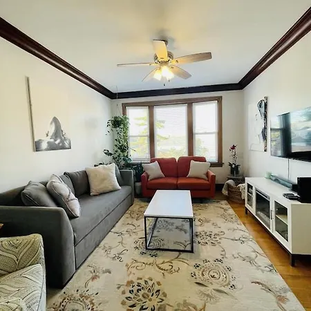 The Karlov. Gorgeous ,spacious 2bd/ 1ba W/ Parking Apartment Chicago