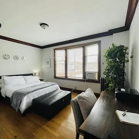 Apartment The Karlov. Gorgeous ,spacious 2bd/ 1ba W/ Parking Chicago