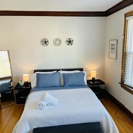The Karlov. Gorgeous ,spacious 2bd/ 1ba W/ Parking * Chicago