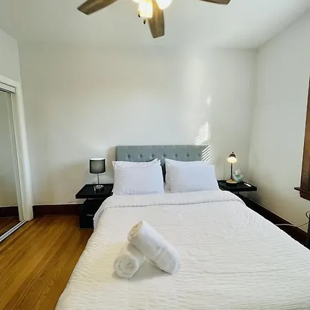 The Karlov. Gorgeous ,spacious 2bd/ 1ba W/ Parking Chicago