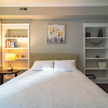 Villa Luxurious Gold Coast 4br 4-story With Parking Sleeps 12 Guests Chicago