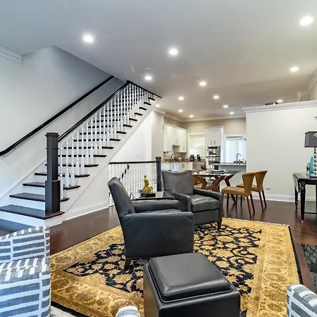 Luxurious Gold Coast 4br 4-story With Parking Sleeps 12 Guests Villa