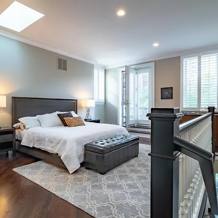 Villa Luxurious Gold Coast 4br 4-story With Parking Sleeps 12 Guests *