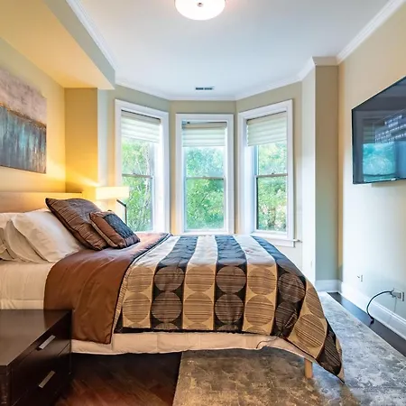 Luxurious Gold Coast 4br 4-story With Parking Sleeps 12 Guests * Chicago