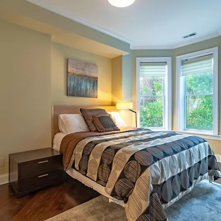 Luxurious Gold Coast 4br 4-story With Parking Sleeps 12 Guests Villa