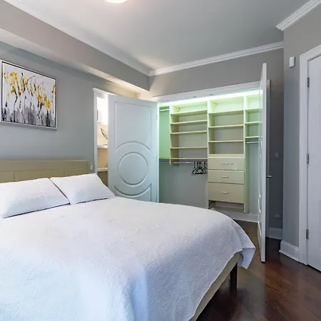 Villa Luxurious Gold Coast 4br 4-story With Parking Sleeps 12 Guests *